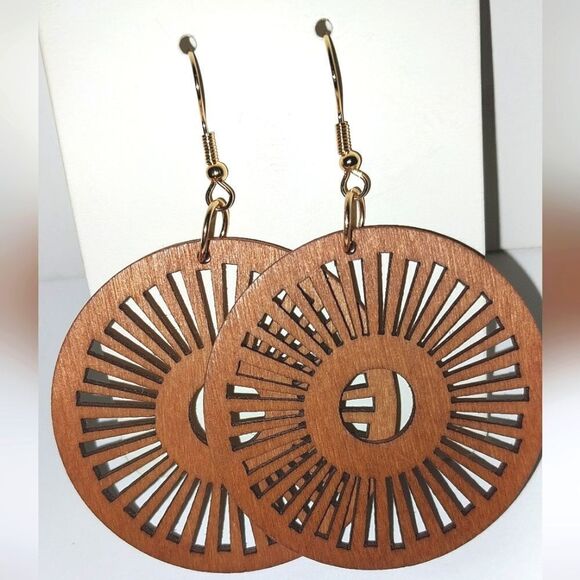 Gorgeous hollow wooden earrings - Picture 1 of 5